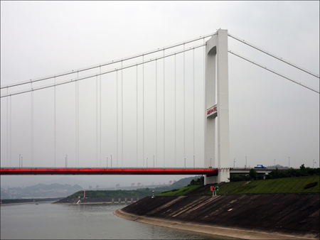 Xiling Yangtze Bridge connecting Sandouping and Letianxia